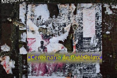imagen de portada bloqueo de anuncios en youtube con un fondo colorido y una mano que sostiene un control remoto 1