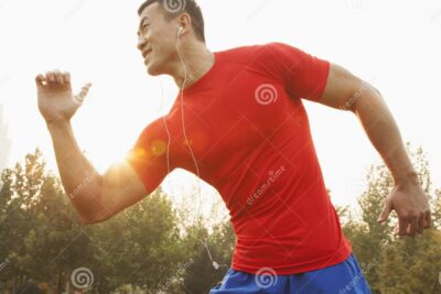 imagen de portada corredor sonriente con una postura adecuada mientras corre en un parque