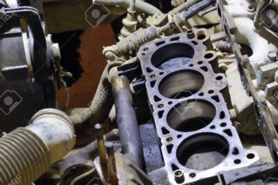 imagen de portada motor de un automovil con una junta de culata en buen estado y herramientas de mantenimiento alrededor