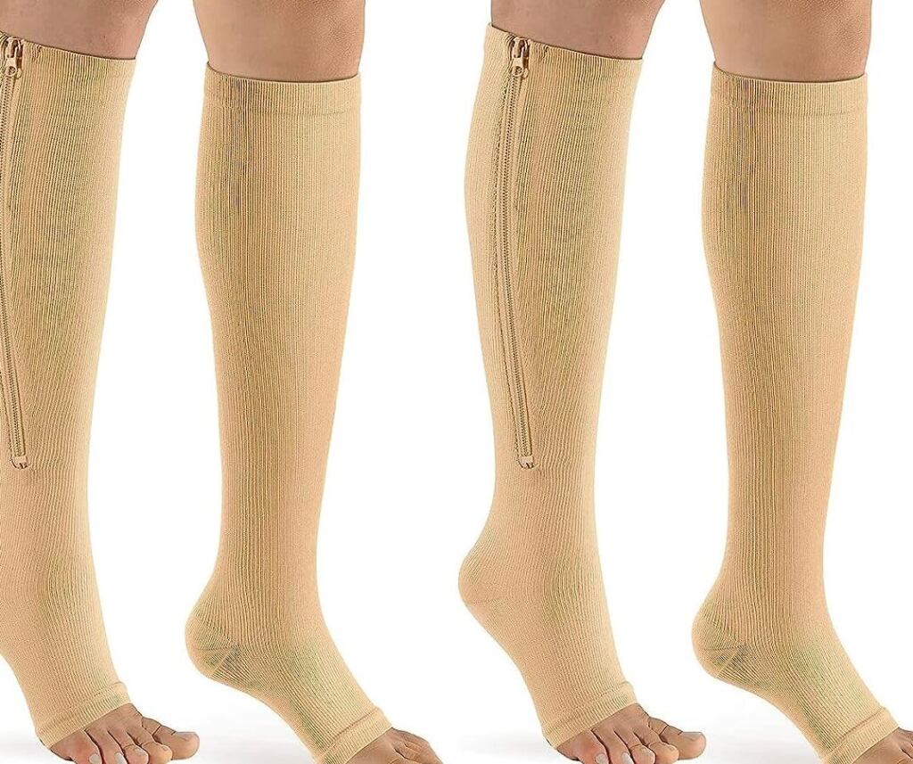imagen de portada piernas con medias de compresion y una mujer haciendo ejercicio