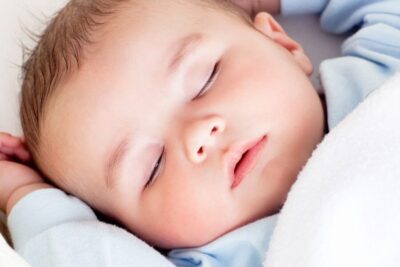 imagen de una persona durmiendo con la boca cerrada