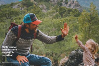 la imagen muestra a un nino usando zapatos adecuados y ergonomicos