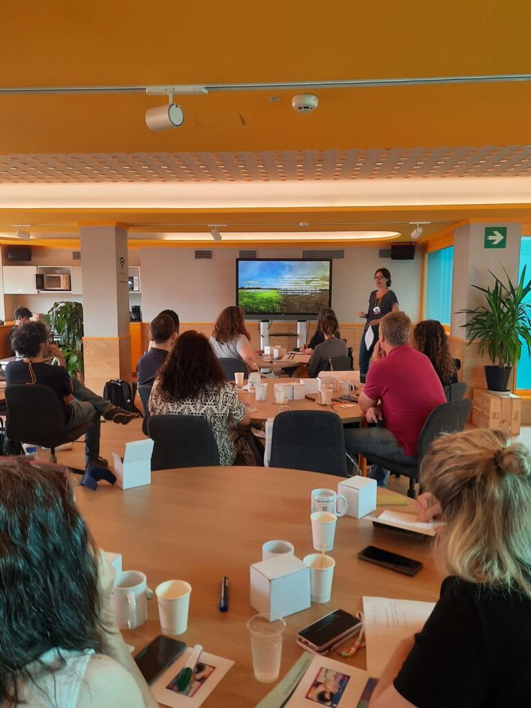 un grupo de personas en una oficina discutiendo y mostrando expresiones de preocupacion