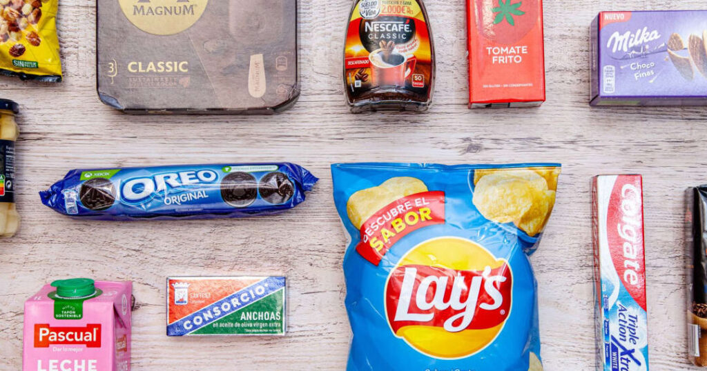 una imagen de pies sanos y cuidados con una silueta de un pie libre de juanetes y rodeado de elementos que representen la prevencion y cuidado de los pies