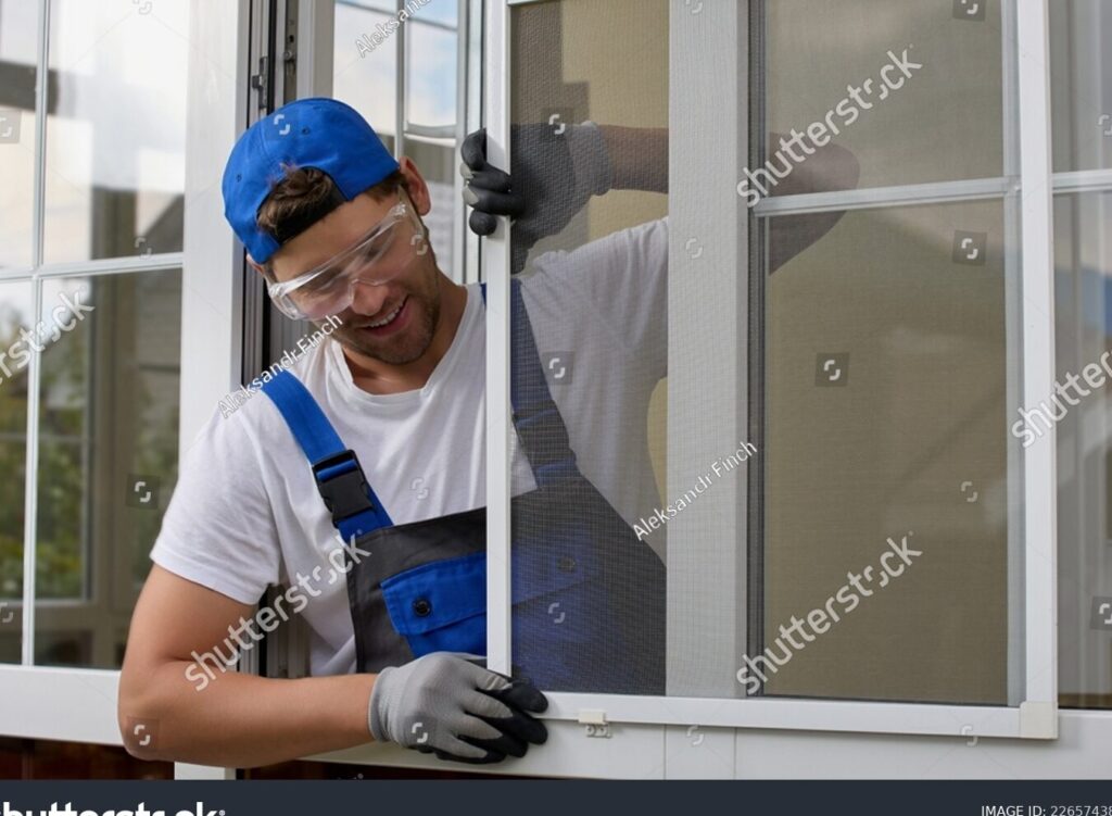 una imagen de portada con una ilustracion de una casa con mosquiteras en todas las ventanas