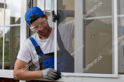 una imagen de portada con una ilustracion de una casa con mosquiteras en todas las ventanas