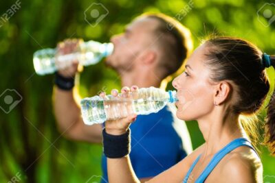 una imagen de portada que muestre una mujer bebiendo agua y sonriendo