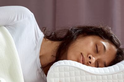 una imagen de portada que muestre una persona bebiendo agua y descansando en la cama
