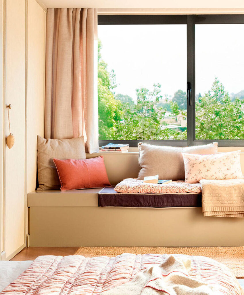 una imagen de una habitacion con gotas de agua en las ventanas y paredes