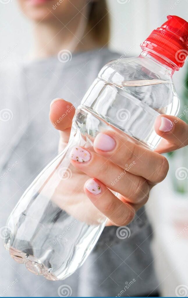 una imagen de una mujer bebiendo agua y ejercitandose