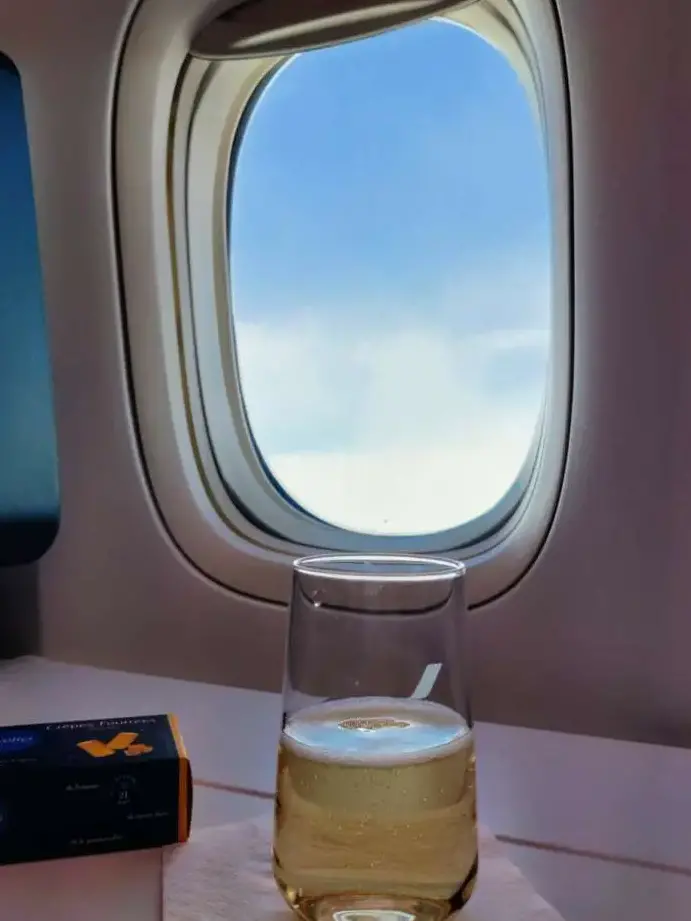 una imagen de una persona con auriculares y tapones para los oidos viajando en un avion