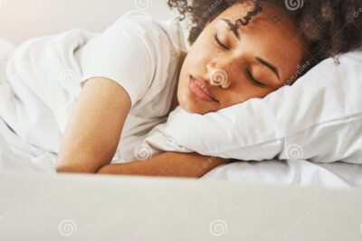 una imagen de una persona durmiendo tranquilamente con una sonrisa relajada