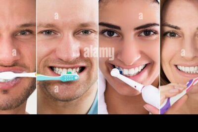 una imagen de una persona sonriendo y cepillandose los dientes