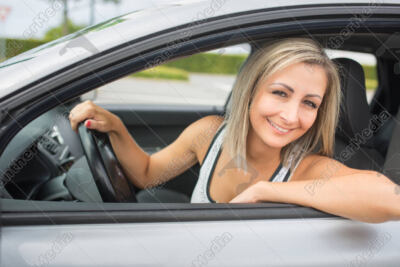una imagen de una persona sonriendo y relajada