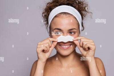 una imagen de una persona sonriente aplicando un panuelo frio en su rostro
