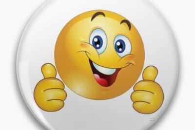 una imagen de una persona sonriente y fresca con ropa ligera y en un entorno fresco