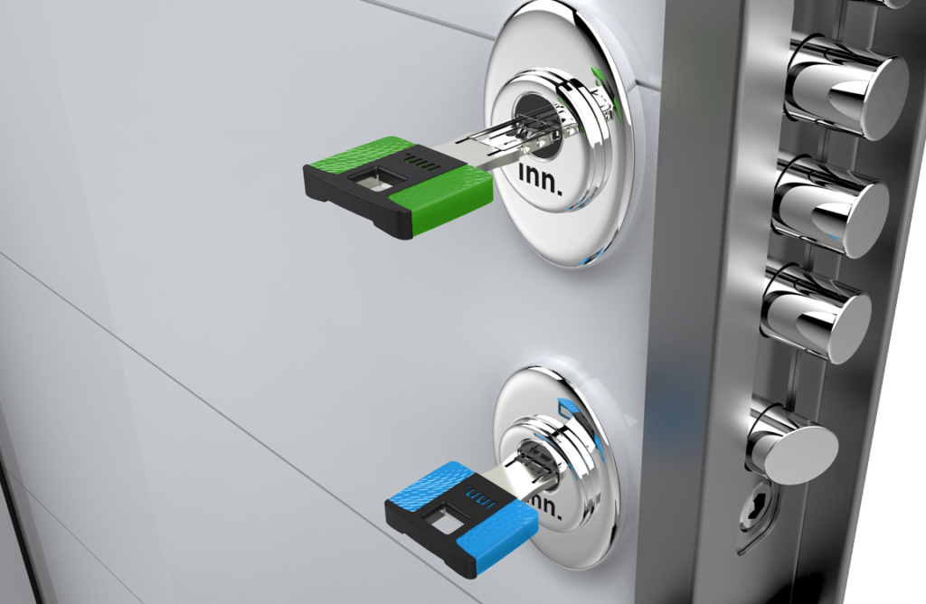 una imagen de una puerta con cerradura reforzada y sistema de seguridad