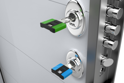 una imagen de una puerta con cerradura reforzada y sistema de seguridad