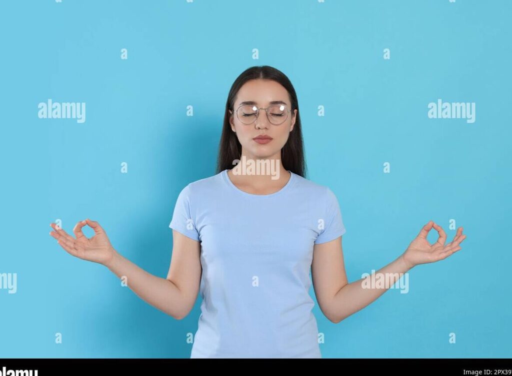 como evitar pensamientos intrusivos 1 una mujer con expresion de paz mental meditando en un jardin rodeado de naturaleza