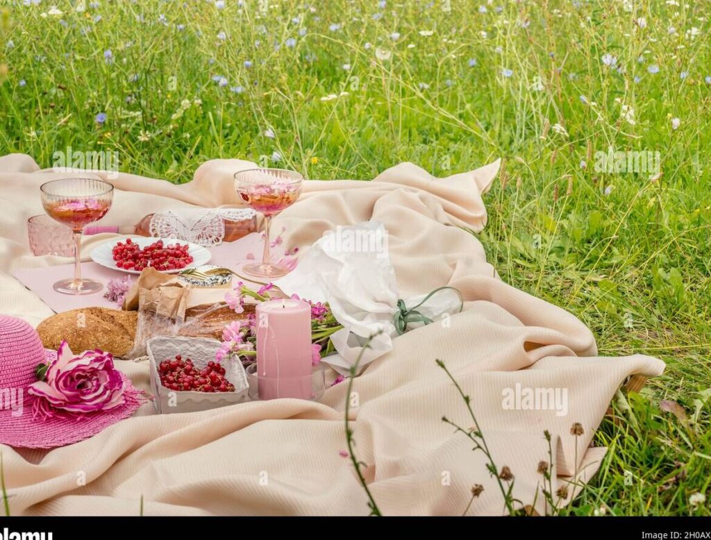 una pareja sonriente en la cama rodeada de velas y flores
