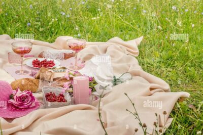 una pareja sonriente en la cama rodeada de velas y flores