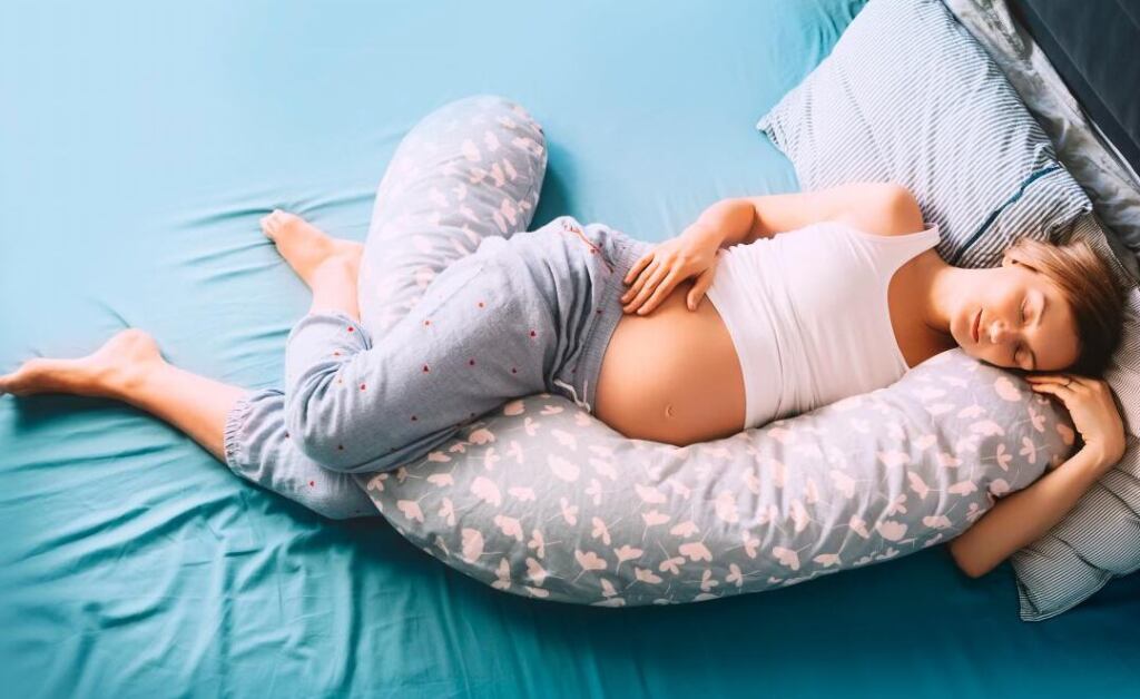 una persona durmiendo de costado con una almohada ergonomica