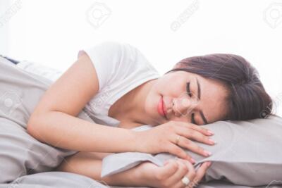 una persona durmiendo placidamente en la cama