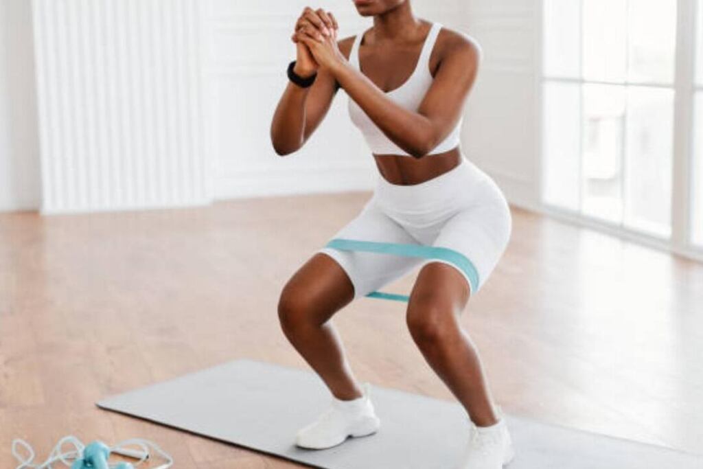 una persona estirando los musculos de sus piernas antes de hacer ejercicio