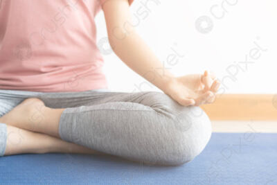 una persona meditando en posicion de loto con expresion serena