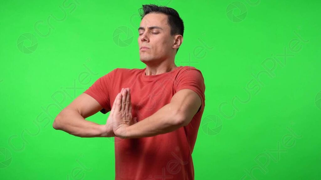 como evitar sobrepensar 1 una persona sentada en posicion de meditacion con los ojos cerrados y un fondo tranquilo y relajante