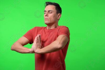 una persona sentada en posicion de meditacion con los ojos cerrados y un fondo tranquilo y relajante